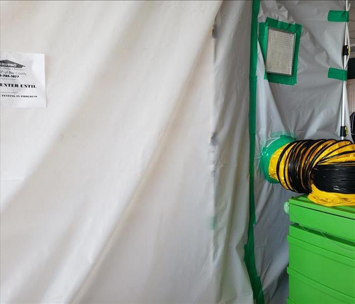 Containment set up with an air scrubber